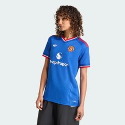 Koszulka wyjazdowa Manchester United 26/27. Niebieskie koszulki sportowe damskie Adidas, l, z aplikacjami, z dzianiny, bez kołnierzyka, bez ramiączek, do piłki nożnej, climacool (adidas). Za 439.00 zł.