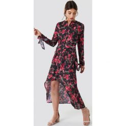 NA-KD Trend Asymetryczna sukienka z wiązaniem - Black,Multicolor. Czarne sukienki damskie NA-KD Trend, z asymetrycznym kołnierzem, z długim rękawem. Za 161.95 zł.