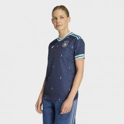 Koszulka wyjazdowa Niemcy 26. Niebieskie koszulki sportowe damskie Adidas, bez wzorów, sportowe, bez kołnierzyka. Za 439.00 zł.