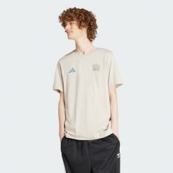 Koszulka Wiesn Football Graphic. Brązowe koszulki sportowe męskie Adidas, xs, bez wzorów, bez kołnierzyka, bez ramiączek, do piłki nożnej. Za 179.00 zł.