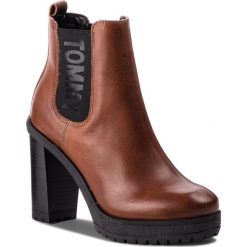Botki TOMMY JEANS - Essential Heeled Che EN0EN00244 Winter Cognac 906. Kozaki damskie marki Tommy Jeans. W wyprzedaży za 419.00 zł.
