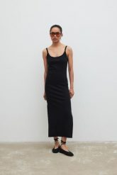 Sukienka na ramiączkach z prążkowanej dzianiny w kolorze TOTALLY BLACK - CARMEN MAXI. Czarne sukienki damskie Marsala, m, bez wzorów, z bawełny, bez kołnierzyka, bez ramiączek, maxi. Za 249.90 zł.