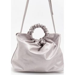 Torebka typu hobo - Jasny szar. Torebki do ręki damskie Reserved. W wyprzedaży za 69.99 zł.