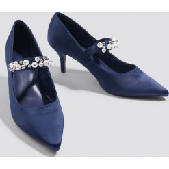 NA-KD Shoes Satynowe czółenka ze zdobionym paskiem - Blue. Niebieskie czółenka damskie NA-KD Shoes, w paski, z satyny. W wyprzedaży za 54.59 zł.