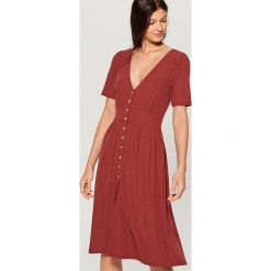 Sukienka midi - Bordowy. Sukienki damskie marki Mohito. Za 59.99 zł.