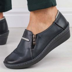 Granatowe Polskie półbuty damskie Deoni 585/1. Niebieskie półbuty damskie Deoni, bez wzorów, ze skóry, bez obcasa, na obcasie, bez zapięcia. Za 369.00 zł.