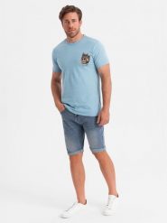 T-shirt męski bawełniany z nadrukiem na klatce piersiowej - jasnoniebieski V2 - Rozmiar: M. Niebieskie t-shirty męskie Ombre Clothing, m, bez wzorów, z bawełny, bez kołnierzyka. W wyprzedaży za 19.99 zł.
