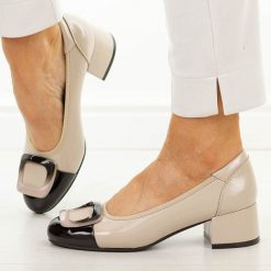 Beżowe czółenka damskie na obcasie Potocki 12807. Brązowe czółenka damskie POTOCKI, z aplikacjami, z lakierowanej skóry, eleganckie, z okrągłym noskiem, bez obcasa, na obcasie, bez zapięcia. Za 199.00 zł.