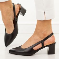 Czarne czółenka damskie bez pięty Sergio Leone Sk472. Czarne czółenka damskie Sergio Leone, bez wzorów, ze skóry, biznesowe, bez obcasa, na obcasie, bez zapięcia. Za 199.00 zł.