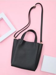 Torebka - czarny. Czarne torebki do ręki damskie Sinsay, bez wzorów, bez dodatków. W wyprzedaży za 29.99 zł.
