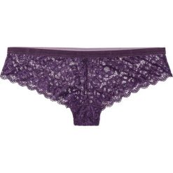 Figi brazylijskie bonprix ciemny lila. Fioletowe figi damskie bonprix, w koronkowe wzory, z koronki. Za 29.99 zł.