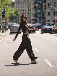 4F Spodnie z szerokimi nogawkami damskie 4F x Anna Lewandowska - brązowe XL. Brązowe spodnie dresowe damskie 4f, l, bez wzorów, z dresówki. Za 189.99 zł.