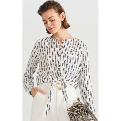 Bluzka z ozdobnym wiązaniem - Biały. Bluzki damskie Reserved. W wyprzedaży za 39.99 zł.