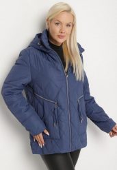 Niebieska Pikowana Kurtka z Kapturem i Ozdobnymi Suwakami Carnaye. Niebieskie kurtki damskie Born2be, plus size, bez wzorów, z jeansu, z kapturem. Za 169.99 zł.