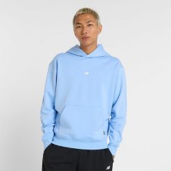 Bluza męska New Balance MT44583ELE – niebieska. Niebieskie bluzy męskie New Balance, m, bez wzorów, z bawełny, z kapturem. Za 269.99 zł.