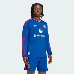 Koszulka wyjazdowa z długim rękawem Manchester United 26/27 Authentic. Niebieskie koszulki sportowe męskie Adidas, l, bez wzorów, z dzianiny, bez kołnierzyka, bez ramiączek, do piłki nożnej, climacool (adidas). Za 699.00 zł.