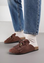 Brązowe Klapki Mule z Imitacji Zamszu Zdobione Koralikami i Frędzlami Elwedena. Brązowe klapki damskie Born2be, z aplikacjami, z jeansu, boho, bez obcasa, na płaskiej podeszwie. Za 79.99 zł.