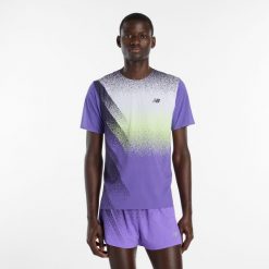 Koszulka męska New Balance MT61Q7IDEPU – fioletowa. Fioletowe koszulki sportowe męskie New Balance, m, bez wzorów, z lycry, bez kołnierzyka, bez ramiączek. Za 389.99 zł.