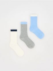 Skarpetki z bawełną 3 pack - jasnoniebieski. Niebieskie skarpety damskie Reserved, bez wzorów, z bawełny. W wyprzedaży za 17.99 zł.