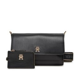 Torebka Tommy Hilfiger. Czarne listonoszki damskie Tommy Hilfiger, bez wzorów, bez dodatków. Za 319.99 zł.
