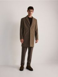 Płaszcz z kołnierzem - beżowy. Brązowe płaszcze męskie Reserved, l, bez wzorów, z dzianiny, klasyczne, bez kaptura. W wyprzedaży za 99.99 zł.