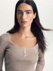 Sweter z wełny merino - beżowy. Brązowe swetry damskie Reserved, l, bez wzorów, z wełny, bez kołnierzyka, bez ramiączek, bez kaptura. Za 199.99 zł.