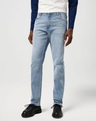 MESKIE SPODNIE WRANGLER GREENSBORO GREY LIGHT 112370850. Szare spodnie materiałowe męskie Wrangler, l, bez wzorów, z jeansu. Za 219.99 zł.