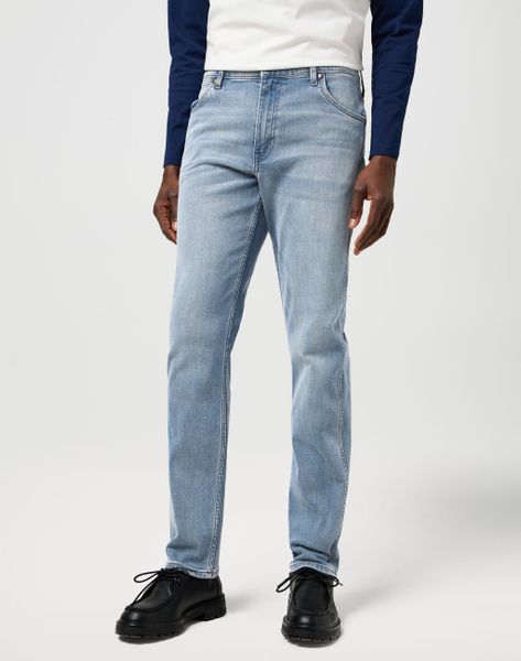 MESKIE SPODNIE WRANGLER GREENSBORO GREY LIGHT 112370850. Szare spodnie materiałowe męskie Wrangler, l, bez wzorów, z jeansu. Za 219.99 zł.