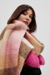 Gruby szal z frędzlami. Szaliki i chusty damskie MOODO, bez wzorów, z poliesteru. W wyprzedaży za 31.99 zł.