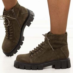 Khaki skórzane botki damskie DiA 52-884. Brązowe botki damskie DiA, na jesień, z jeansu, eleganckie, z okrągłym noskiem, bez obcasa, bez zapięcia. Za 369.00 zł.