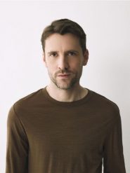 Longsleeve z wełny merino - brązowy. Brązowe bluzki z długim rękawem męskie Reserved, l, bez wzorów, z wełny, bez kołnierzyka. Za 199.99 zł.