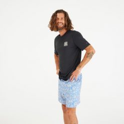 Koszulka UV surfingowa męska Olaian Blackflower UPF50+ krótki rękaw. Czarne koszulki sportowe męskie OLAIAN, m, bez wzorów, z dzianiny, bez kołnierzyka, bez ramiączek. Za 49.99 zł.