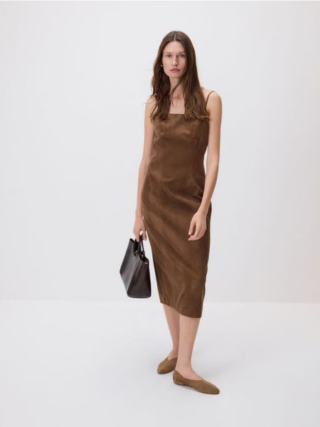 Sukienka z imitacji zamszu - brązowy. Brązowe sukienki damskie Reserved, l, bez wzorów, z tkaniny, bez kołnierzyka, bez ramiączek, dopasowane. W wyprzedaży za 55.99 zł.