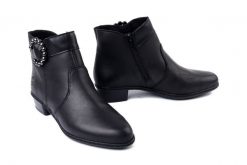 RIEKER Y0797-00 black, botki damskie. Czarne botki damskie Rieker, bez obcasa, na obcasie, bez zapięcia. Za 379.90 zł.