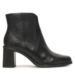 Botki Tamaris. Czarne botki damskie Tamaris, bez obcasa, na słupku, bez zapięcia. Za 389.99 zł.