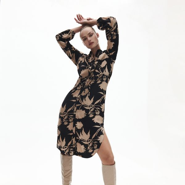 Wzorzysta sukienka z wiskozy - czarny. Czarne sukienki damskie Reserved, l, bez wzorów, z wiskozy, bez kołnierzyka, bez ramiączek, maxi. W wyprzedaży za 69.99 zł.