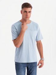 Męski t-shirt LOOSE FIT z kieszonką – błękitny V4 - Rozmiar: L. Niebieskie t-shirty męskie Ombre Clothing, l, z aplikacjami, z bawełny, klasyczne, bez kołnierzyka. W wyprzedaży za 24.99 zł.