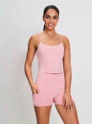 Dopasowane szorty sportowe Gym Hard - różowy. Czerwone szorty sportowe damskie Sinsay, l, bez wzorów, sportowe. W wyprzedaży za 22.99 zł.