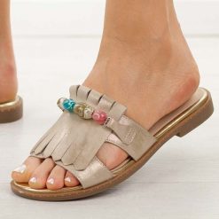 Złote płaskie klapki damskie M.Daszyński 2060-26. Żółte klapki damskie M.Daszyński, bez wzorów, z jeansu, eleganckie, bez obcasa, na płaskiej podeszwie. Za 169.00 zł.