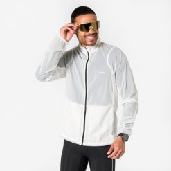 Kurtka do biegania wiatrówka męska Kiprun Run 500. Białe kurtki męskie KIPRUN, na zimę, l, bez wzorów, z materiału, do biegania. Za 149.99 zł.