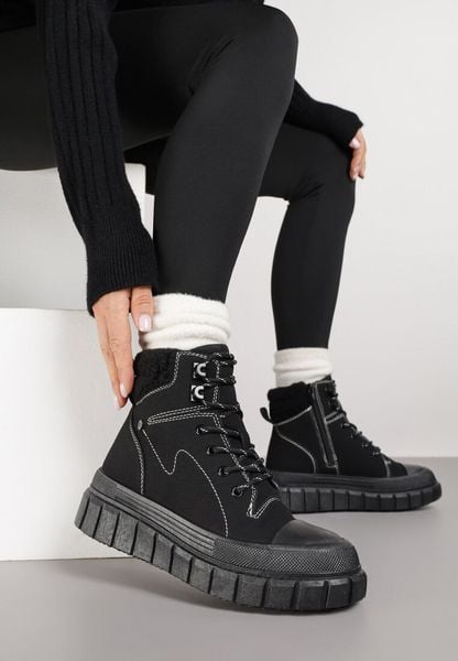 Czarne Botki Typu Trapery Vices na Grubej Tłoczonej Podeszwie Anerrive. Czarne śniegowce i trapery damskie Born2be. Za 99.99 zł.