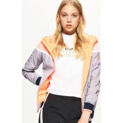 Kurtka wiatrówka - Jasny szary. Kurtki damskie Cropp. W wyprzedaży za 49.99 zł.
