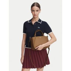 Torebka Lacoste. Niebieskie torebki do ręki damskie Lacoste, bez wzorów, klasyczne, bez dodatków. Za 594.99 zł.