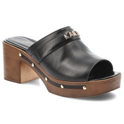 Klapki damskie Karino, skóra naturalna wsuwany fason odkryty nosek szeroki pasek z metalowym logo gruba drewniana platforma, czarne, 6008/076-P. Czarne klapki damskie Karino, bez wzorów, ze skóry, bez obcasa, na obcasie, bez zapięcia. Za 509.00 zł.