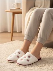 Kapcie ze sztucznym futerkiem i kwiatowym haftem - kremowy. Białe kapcie damskie Sinsay, bez wzorów. Za 25.99 zł.