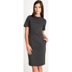 Czarna elegancka sukienka z kołnierzykiem QUIOSQUE. Sukienki damskie marki QUIOSQUE. W wyprzedaży za 59.99 zł.