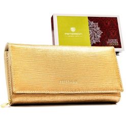 Duży, złoty portfel damski ze skóry naturalnej zamykany na zatrzask - Peterson. Żółte portfele damskie Peterson, bez wzorów, z lakierowanej skóry. Za 129.99 zł.