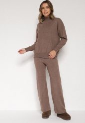 Ciemnobeżowy Klasyczny Dzianinowy Komplet z Wiskozą Szerokie Spodnie i Sweter Półgolf Reillena. Brązowe spodnie materiałowe damskie Born2be, bez wzorów, z dzianiny. Za 129.99 zł.