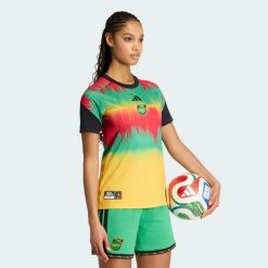 Domowa koszulka przedmeczowa Jamajka 26 x Bob Marley. Czerwone koszulki sportowe damskie Adidas, l, bez wzorów, z materiału, bez kołnierzyka, bez ramiączek, do piłki nożnej, climacool (adidas). Za 299.00 zł.