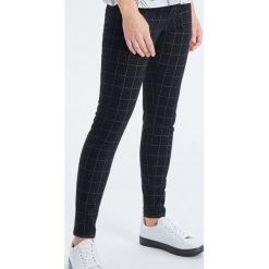 Spodnie push up - Czarny. Spodnie materiałowe damskie marki Cropp. Za 79.99 zł.